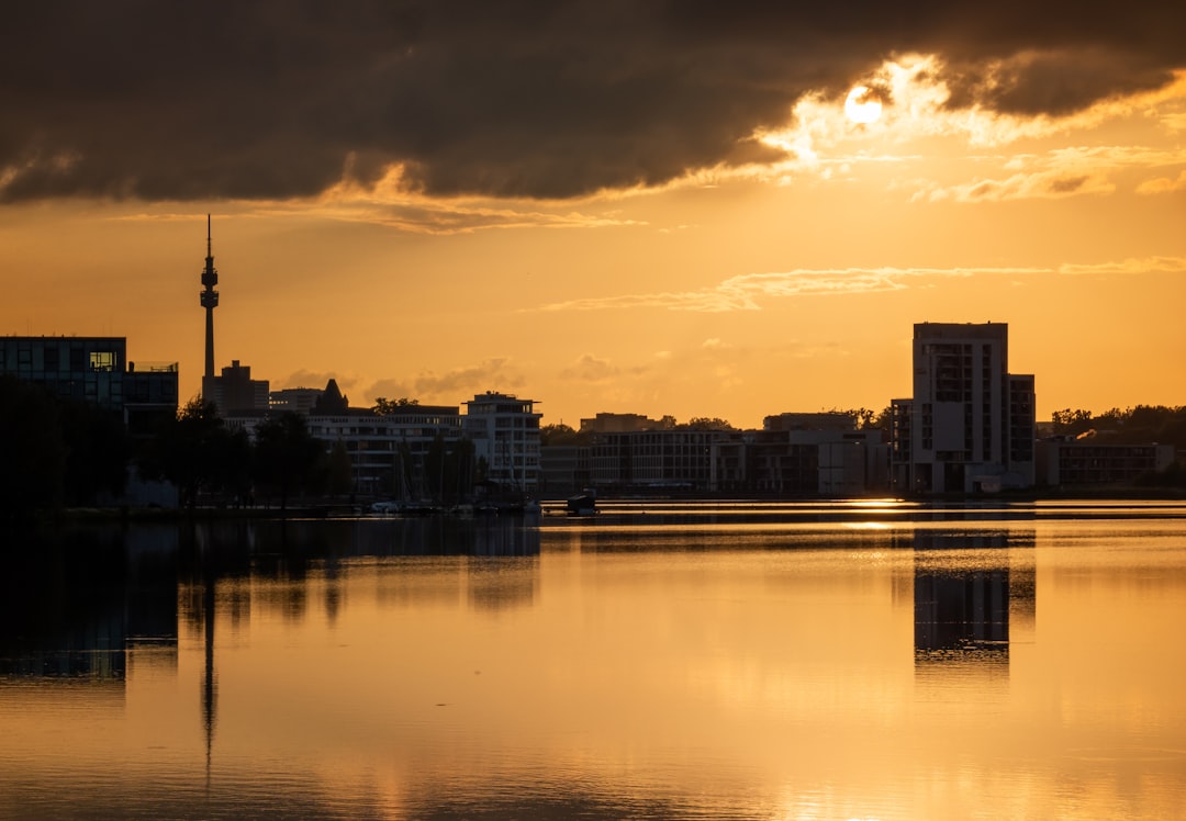 Stadt-Skyline an einem Fluss