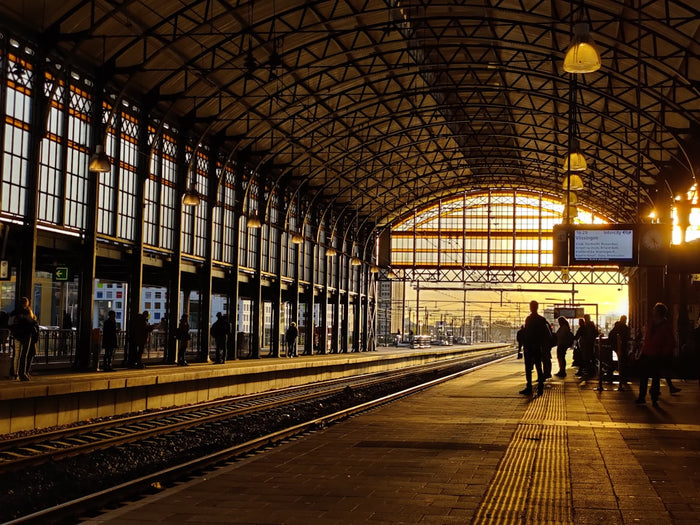 Reisende am Bahnhof am frühen Morgen
