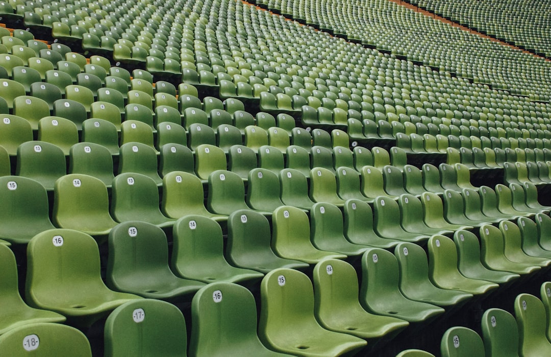 Leere Stadiontribüne mit Blick aufs Spielfeld