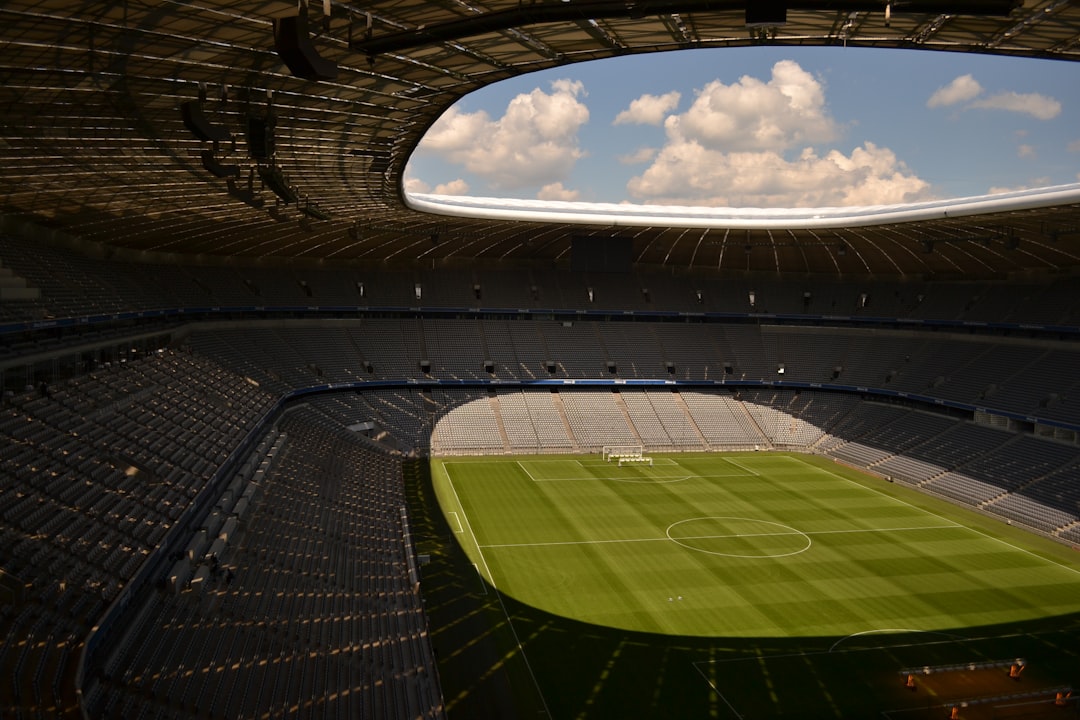 Fußballstadion von außen bei Tageslicht