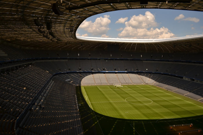 Fußballstadion von außen bei Tageslicht